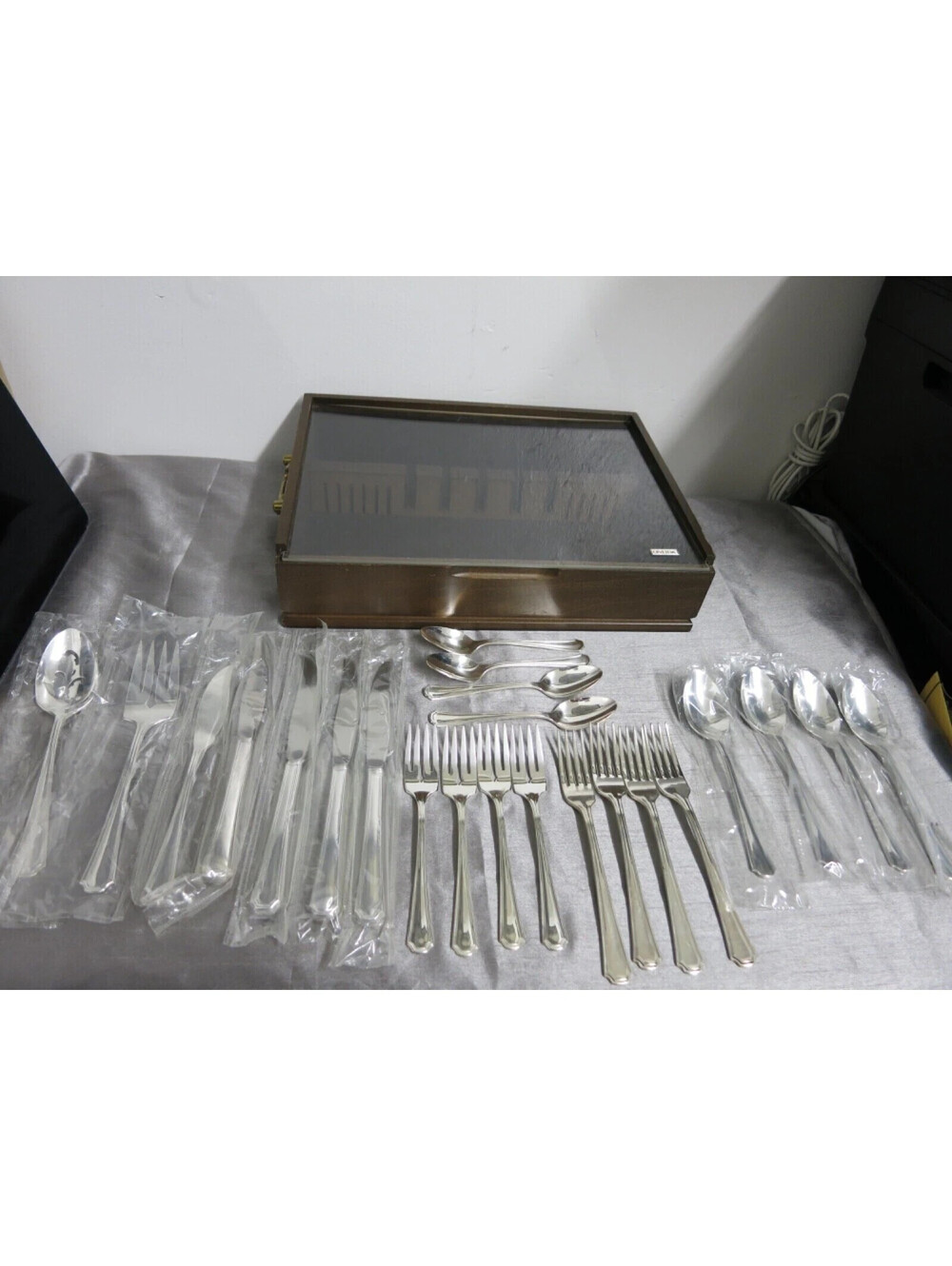 Oneida Silversmiths silver plated 4 place setting flatware w/ box spoons forks
